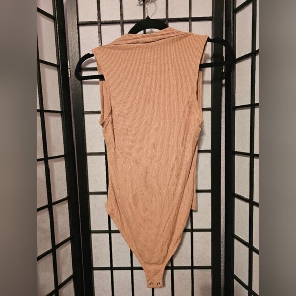 V-neck Cream Gold Bodysuit Size XS - Picture 2 of 5